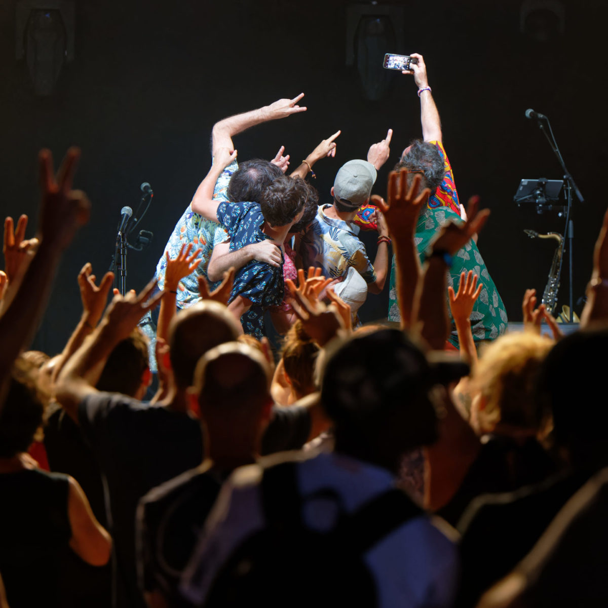 le-tout-puissant-tropical-orchestra-festival-les-folles-escales-2023-selfie-public